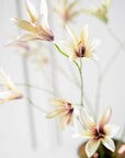 Kunstbloem Lelie Tak Lavendel/Creme | 114 cm - NU PUUR & GROEN